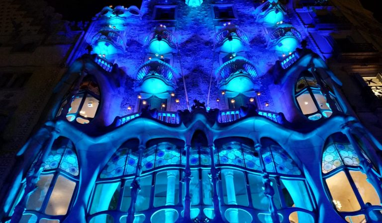 Vols fer una visita nocturna gratis a la Casa Batlló?