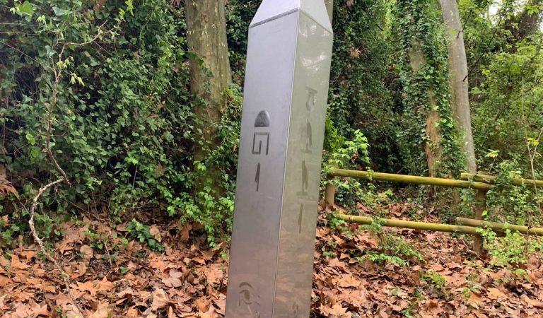 Apareix un altre obelisc misteriós en un bosc proper al Monestir de Santes Creus