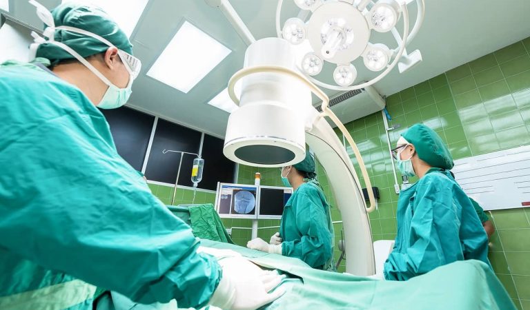 El Clínic, primer hospital de l’Estat a realitzar 1.000 trasplantaments de ronyó de donant viu
