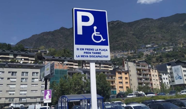 Campanya per sensibilitzar a la gent que no ha d’aparcar en les places reservades per a persones amb mobilitat reduïda.