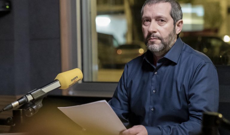 Carles Porta, director de Crims, en la gala dels Premis Ondas: “Periodistes, quan parleu de Catalunya sigueu honestos”.