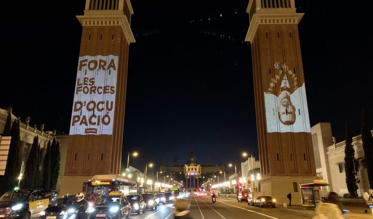 L’ANC li dona la benvinguda a Felip VI amb una imatge seva cap per avall projectada a les Torres Venecianes.