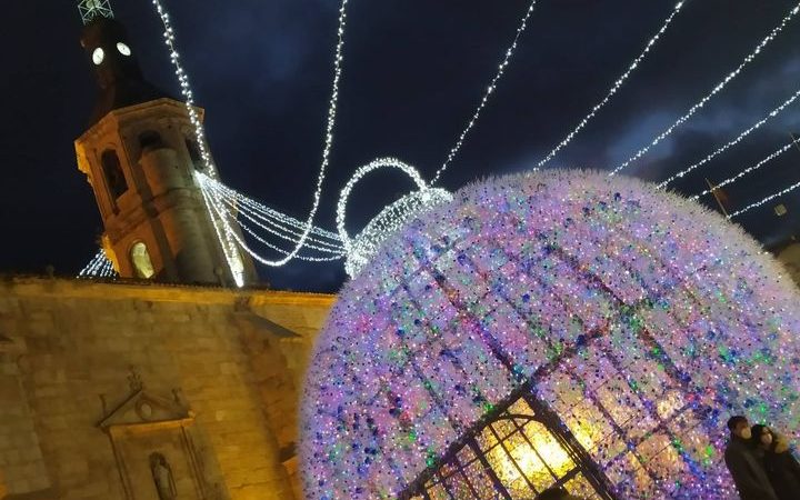 Els llums de Nadal d’un poble de Ciudad Real amb felicitacions en català, gallec, euskera.