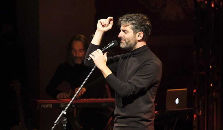 Joan Dausà i Lluís Llach canten ‘I si canto trist’ al Palau Sant Jordi- Lletra i Videoclip