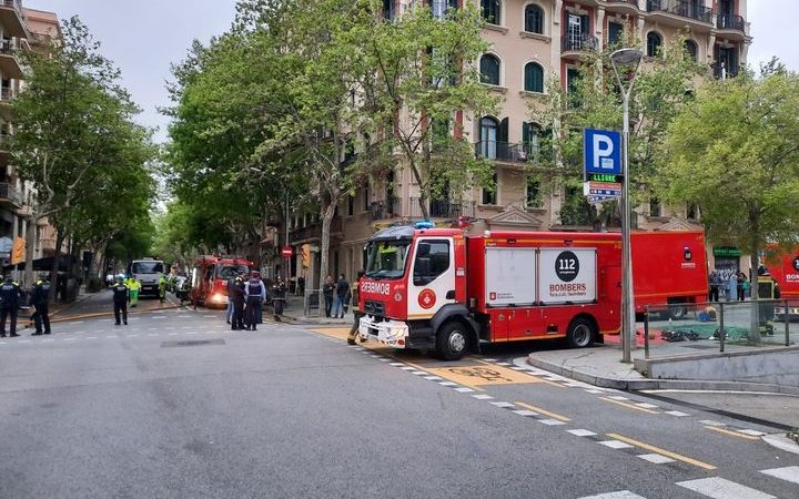 Espectacular incendi en una illa de l’Eixample barceloní que afecta 6 edificis amb 4 ferits i una trentena de persones ateses.