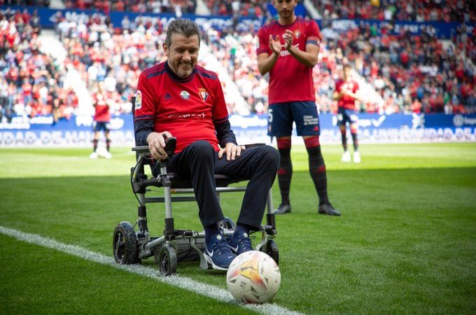 Emotiu homenatge a Juan Carlos Unzué en el camp de l’Osasuna on es va iniciar en el futbol
