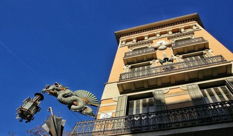 Un Drac i un paraigua vigilen l’edifici de la Rambla, 82 de Barcelona.