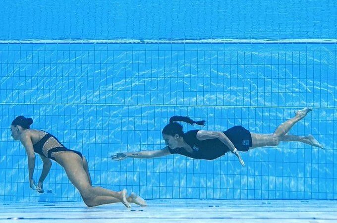 L’entrenadora catalana Andrea Fuentes rescata una de les seves nedadores que s’havia desmaiat a l’aigua.