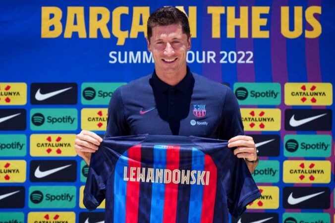 Petit incident amb Robert Lewandowski a l’arribada a la ciutat esportiva del Barça