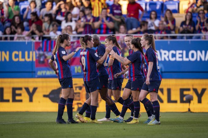 El Barça femení apallissa al Real Madrid i la jugadora suïssa Ana Crnogorcevic surt en defensa del català.